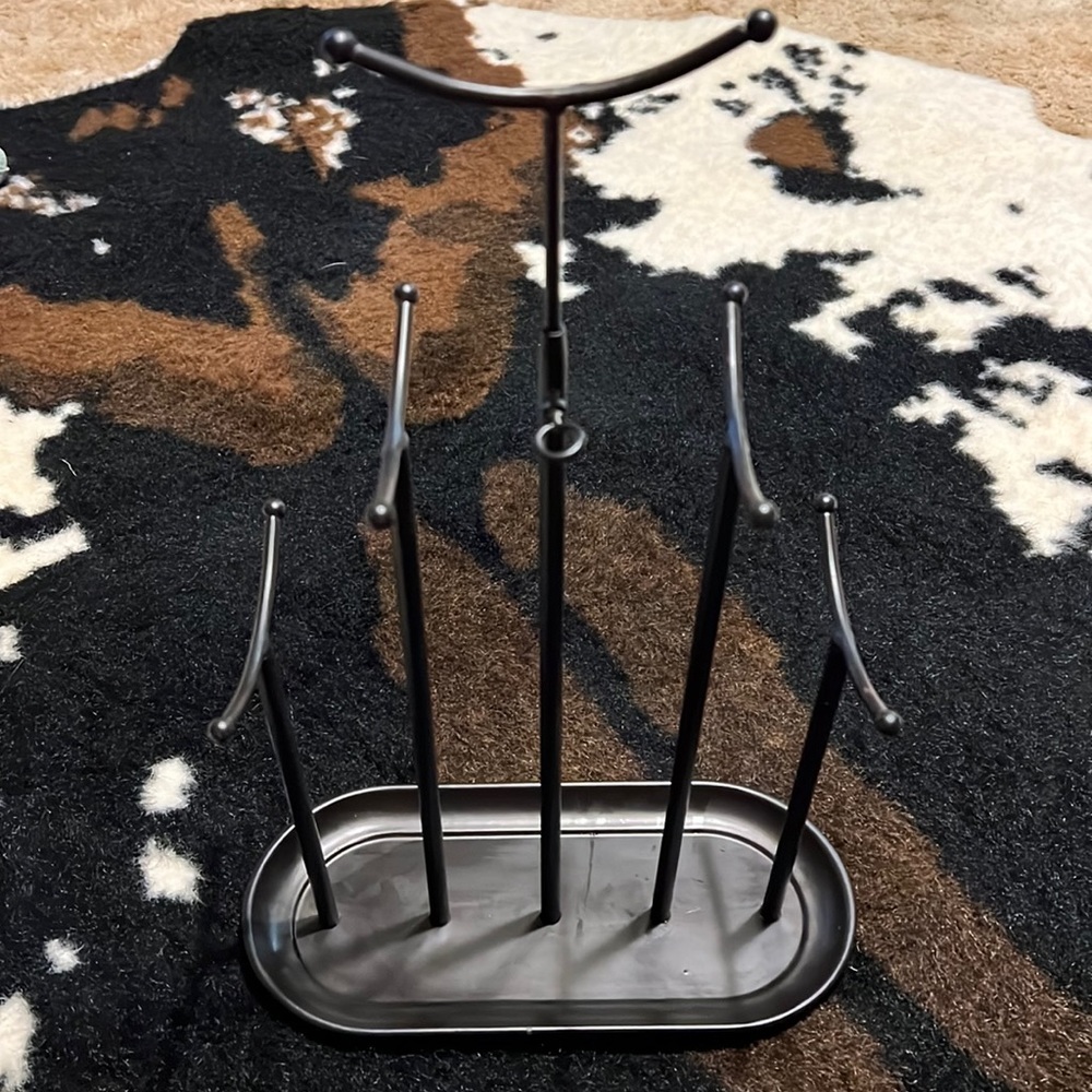 Black metal jewelry stand